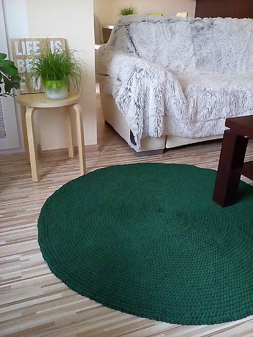 Okrúhly háčkovaný koberec - tmavozelený