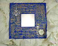  - Vintage zrkadlo modro-zlaté s drôtenou figurínou a luxusným lustrom - 6850749_
