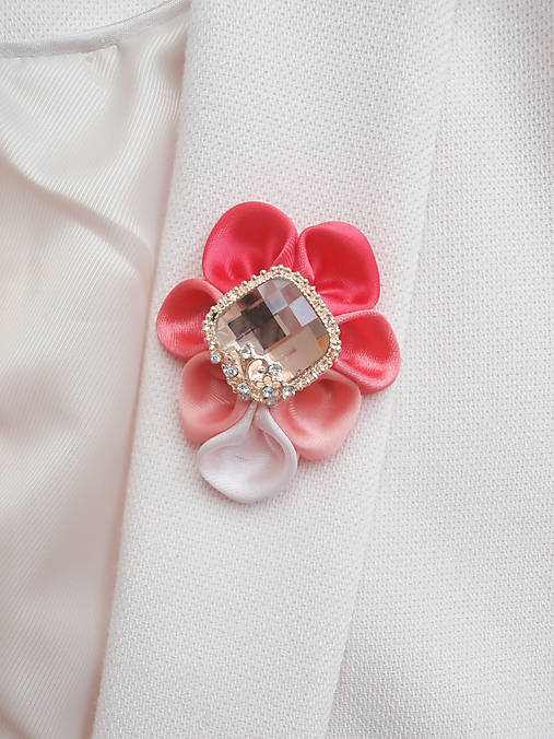 Brošne - Elegancia a la Chanel - koralová brošňa de Luxe - 6869314_