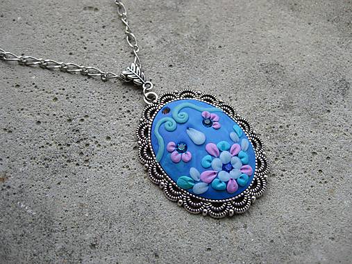 Náhrdelníky - Náhrdelník s ručne modelovaným príveskom (AKCIA Modrý náhrdelník s ornamentom -  č.495) - 6868357_