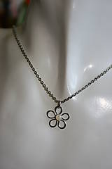 Kvet - perleť - náhrdelník - hypoalergénne