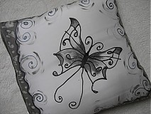 Úžitkový textil - Hodvábny vankúš s motýľom - 1021909