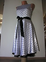 Saténové šaty ve stylu 50. let