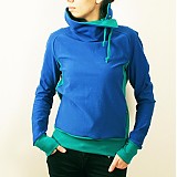  - Modrá mikina s vysokým golierom a zelenými detailmi - 1116369