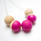 Náhrdelníky - Dřevěný náhrdelník - růžový půl na půl   - 1414555