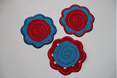 Materiál ručne robený - ... modro-červené kvetinky... ( aplikácie) - 1503987