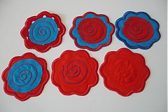 Materiál ručne robený - ... modro-červené kvetinky... ( nažehľovačky) - 1505880