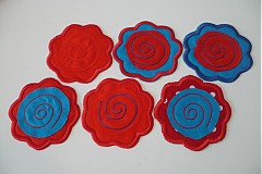 Materiál ručne robený - ... modro-červené kvetinky... ( nažehľovačky) - 1505881