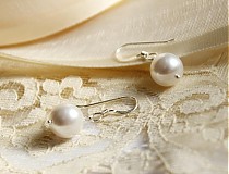 Strieborné visiace náušnice s perlami