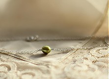 Náhrdelník so zelenou perlou