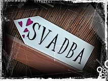 Tabuľky - šípka SVADBA s malinovými srdiečkami - 1678798