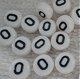 Korálky - Písmenká plast 7mm-lentilky-1ks (O) - 2598453