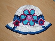 Detské čiapky - Klobucik bielunky s pestrofarebnymi kvetmi - 2611793