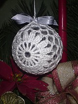 Dekorácie - Vianočná guľa strieborno-biela - 3436870