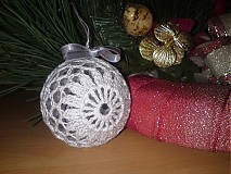 Dekorácie - Vianočná guľa strieborno-biela - 3436884