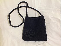 čierna pletená kabelka