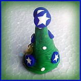 Dekorácie - 3D FIMO vianočné stromčeky (Vianočný stromček s iskričkami na modrom a bielymi guličkami) - 3459229