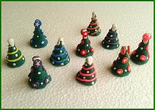 Dekorácie - 3D FIMO vianočné stromčeky (Vianočný stromček s iskričkami na modrom a bielymi guličkami) - 3466968