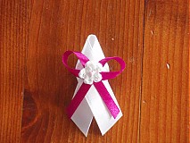 Svadobné pierka - "26" Pierka s háčkovaným bielo-ružovým kvietkom - 3484087