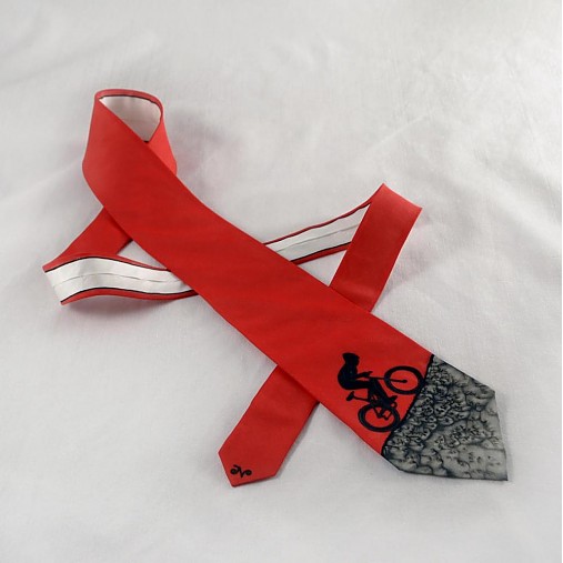 Hedvábná kravata s cyklistou do kopce černo-červená 3368012
