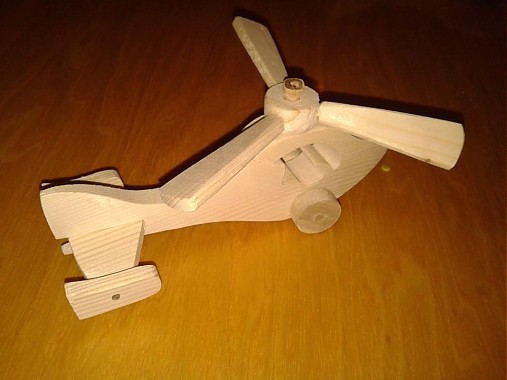 drevený vrtuľník