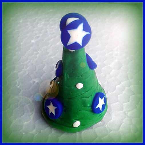 3D FIMO vianočné stromčeky (Vianočný stromček s iskričkami na modrom a bielymi guličkami)