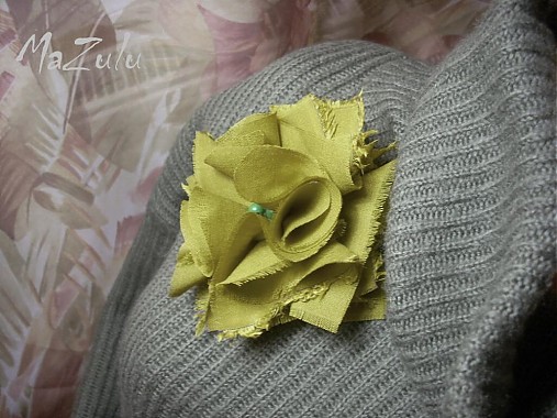 Brošne - Textilná brošňa -  strapúšik - 3473886