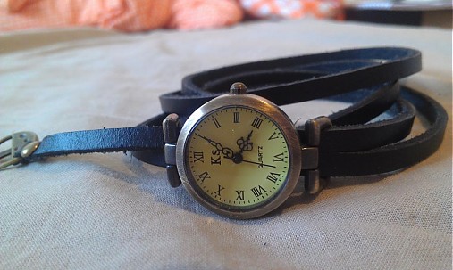 Náramky - Retro hodinky s dlhým koženným náramkom - čierne. - 3483400