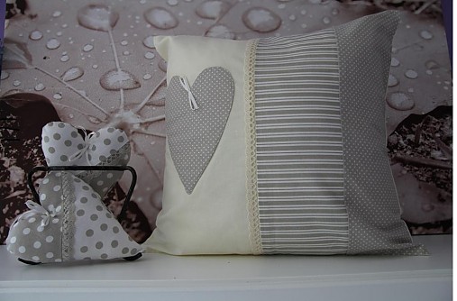 Úžitkový textil - Prehoz, vankúš patchwork vzor šedo-biela, vankúšik s motivom srdiečka 40x40 cm - 3655419