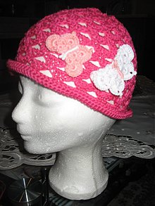 Detské čiapky - Háčkovaný klobúčik s motýľmi - 1163365