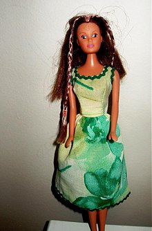 Hračky - Šité Barbie šaty 1 (Zelené kvietkované šaty) - 304491