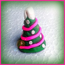 Dekorácie - 3D FIMO vianočné stromčeky (cyklamenová reťaz) - 3456443