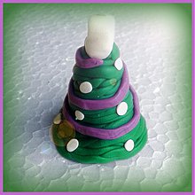 Dekorácie - 3D FIMO vianočné stromčeky (Vianočný stromček s fialovou reťazou a bielymi guličkami) - 3457563