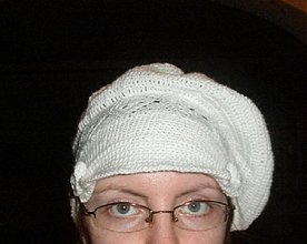 Čiapky, čelenky, klobúky - Biela baretka pleteno háčkovaná na 2 spôsoby - 3498654