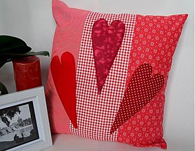 Úžitkový textil - Prehoz, vankúš patchwork vzor červeno-bordová, vankúšik s motivom srdiečka 40x40 cm - 3653781