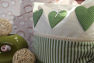 Úžitkový textil - Prehoz, vankúš patchwork vzor zeleno biela, vankúš so srdiečkom 40x40 cm - 3655488