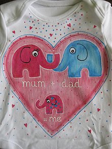 Detské oblečenie - Maľované sloníkové rodinné body s nápisom "mummy + daddy = me" / "mamka +ocko=ja" (Dievčenská verzia) - 3681731