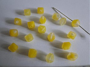 Korálky - Pyramída 6mm-1ks (žltá) - 758353