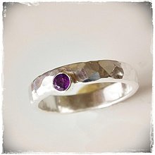 Prstene - strieborná tepaná obrúčka - snubný prsteň s ametystom - 780466