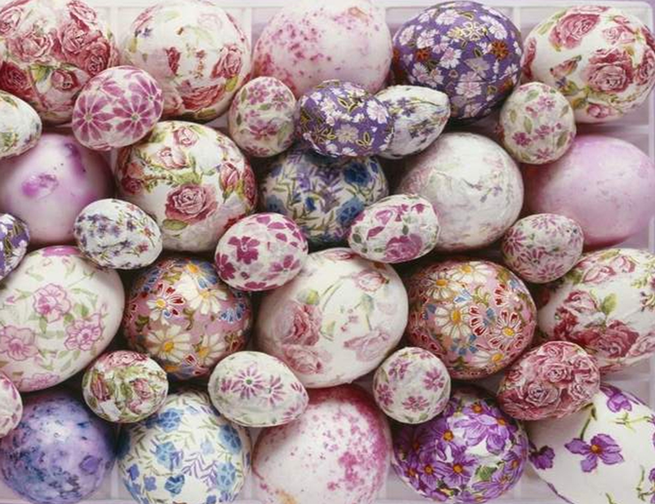Крашеные перепелиные яйца на Пасху