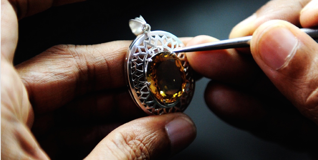 Ювелирное дело. Мастерская ювелирных изделий. В мастерской ювелирные изделия. Сайт ювелирных мастеров. Ювелир за работой.